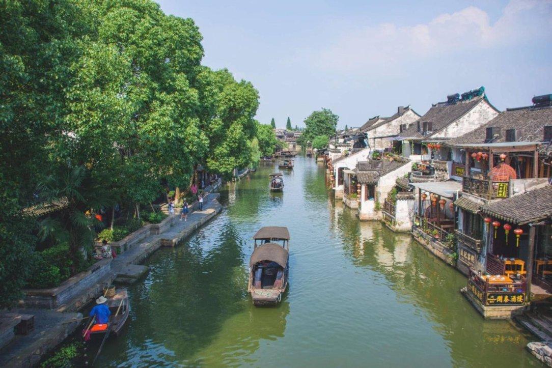 轻熟风单品:喇叭裤、阔腿裤、包臀裙、短裙,穿成温柔小姐姐